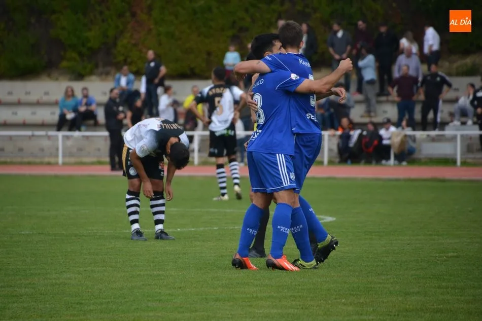 Jugadores del Arenas celebran la victoria en las Pistas del Helmántico / Lydia González
