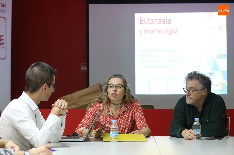 Miembros de la Asociación DMD Salamanca, en un debate sobre eutanasia organizado por Juventudes Socialistas