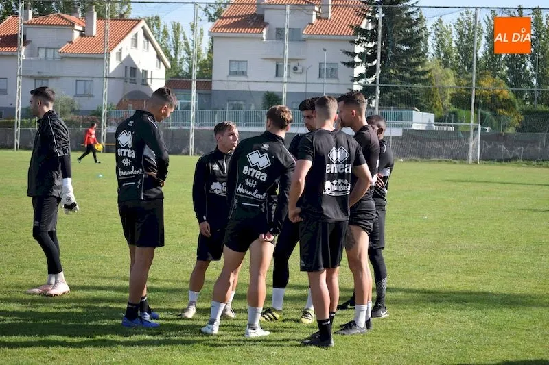 Foto 10 - Sando, Gorka y Tom se re&uacute;nen con la plantilla antes del primer entrenamiento post Aguirre