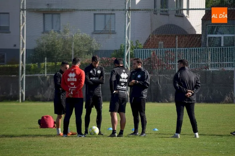 Foto 8 - Sando, Gorka y Tom se re&uacute;nen con la plantilla antes del primer entrenamiento post Aguirre