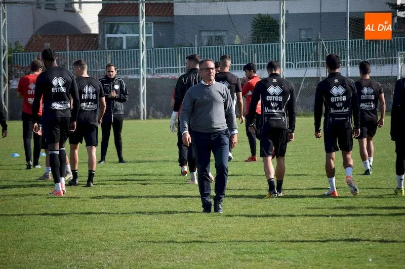 Foto 7 - Sando, Gorka y Tom se re&uacute;nen con la plantilla antes del primer entrenamiento post Aguirre