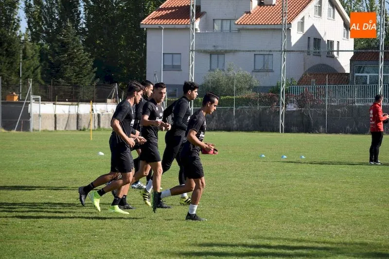 Foto 3 - Sando, Gorka y Tom se re&uacute;nen con la plantilla antes del primer entrenamiento post Aguirre