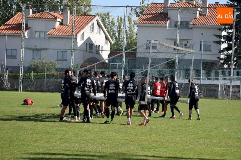 Foto 2 - Sando, Gorka y Tom se re&uacute;nen con la plantilla antes del primer entrenamiento post Aguirre