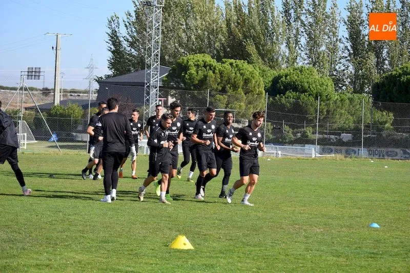 Foto 5 - Sando, Gorka y Tom se re&uacute;nen con la plantilla antes del primer entrenamiento post Aguirre