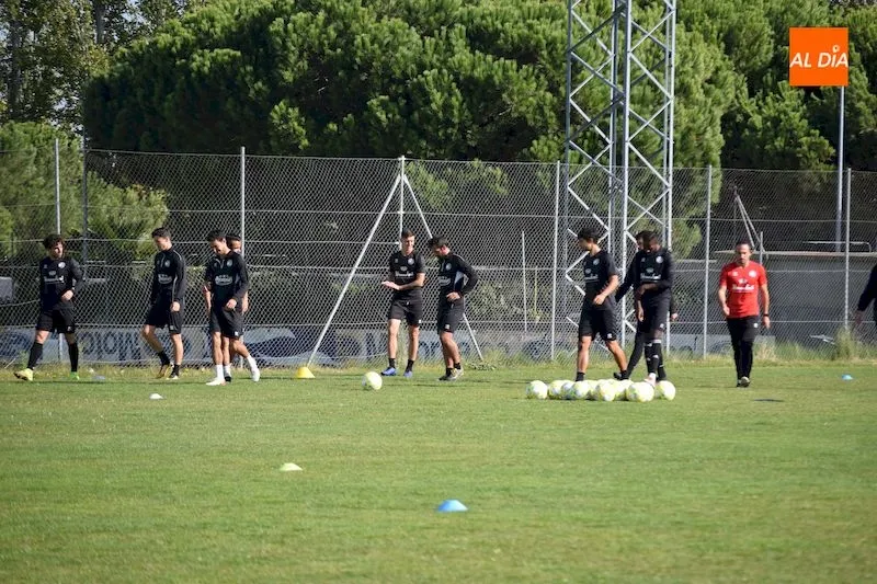 Foto 4 - Sando, Gorka y Tom se re&uacute;nen con la plantilla antes del primer entrenamiento post Aguirre