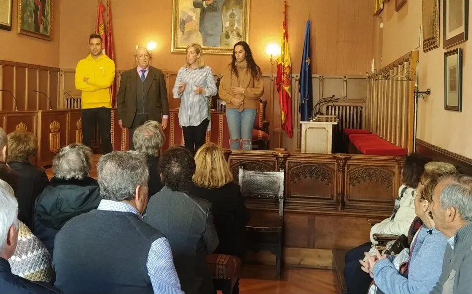 Foto 2 - Mir&oacute;briga recibe la visita de miembros de la Casa de Salamanca en Legan&eacute;s  