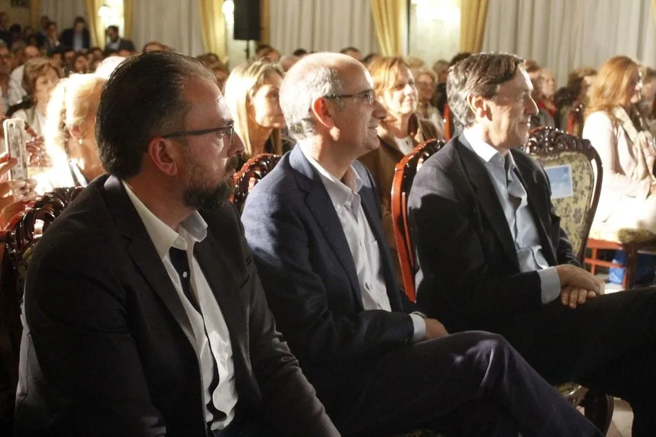 Foto 10 - Fern&aacute;ndez Ma&ntilde;ueco insiste en que el PP garantizar&aacute; la permanencia de los consultorios m&eacute;dicos...