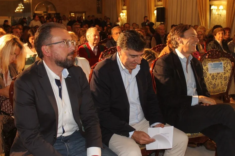 Foto 7 - Fern&aacute;ndez Ma&ntilde;ueco insiste en que el PP garantizar&aacute; la permanencia de los consultorios m&eacute;dicos...