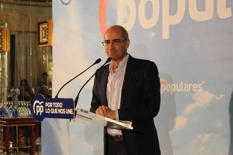 Foto 6 - Fern&aacute;ndez Ma&ntilde;ueco insiste en que el PP garantizar&aacute; la permanencia de los consultorios m&eacute;dicos...