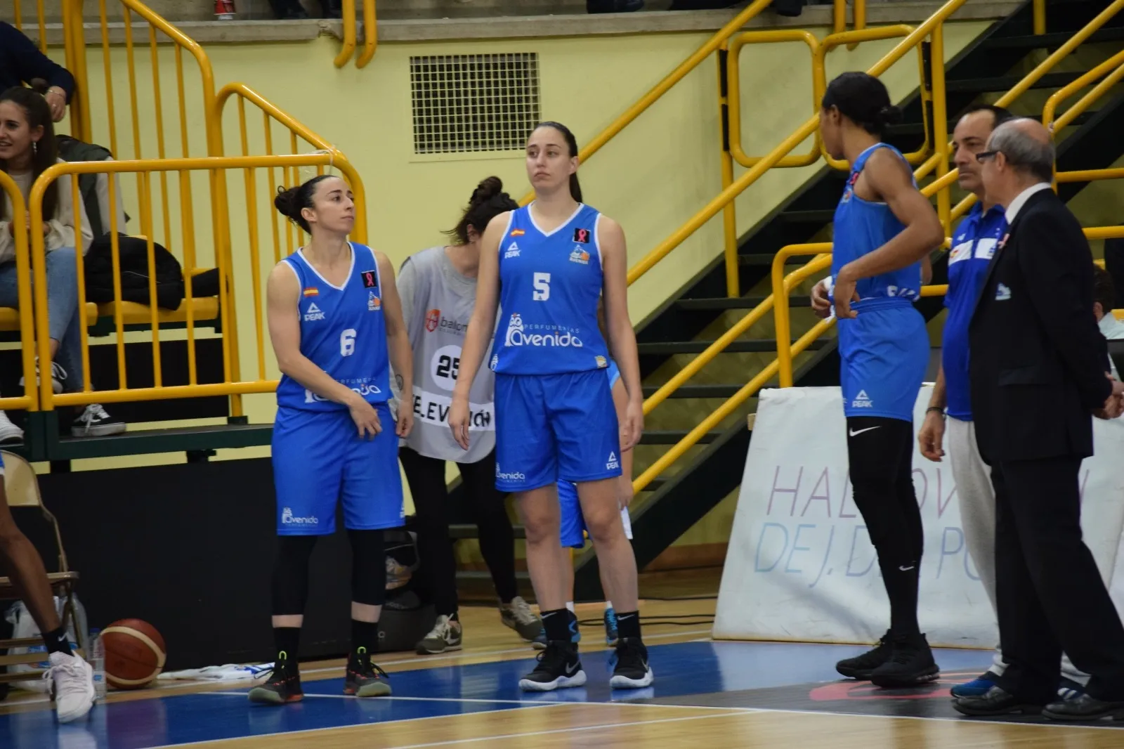 Silvia Domínguez junto a Maite Cazorla durante la presentación de las jugadoras