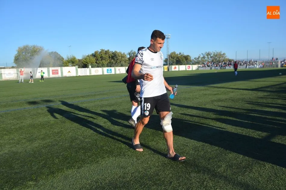 Uxío tras romperse el ligamento cruzado en Guijuelo / Archivo