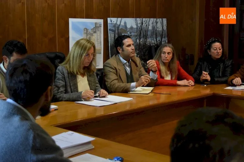 Momento del pleno extraordinario celebrado en el Ayuntamiento de Alba de Tormes / Pedro Zaballos