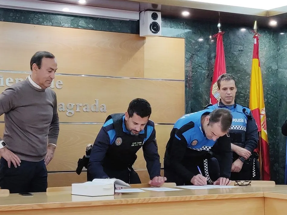 Foto 3 - Dos nuevos agentes se incorporan a la plantilla de la Polic&iacute;a Local de Carbajosa de la Sagrada