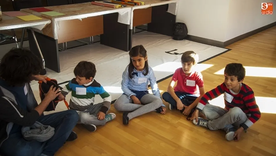 Uno de los objetivos de estos talleres es estimular la creatividad de los niños como herramienta de la fantasía creando una obra personal