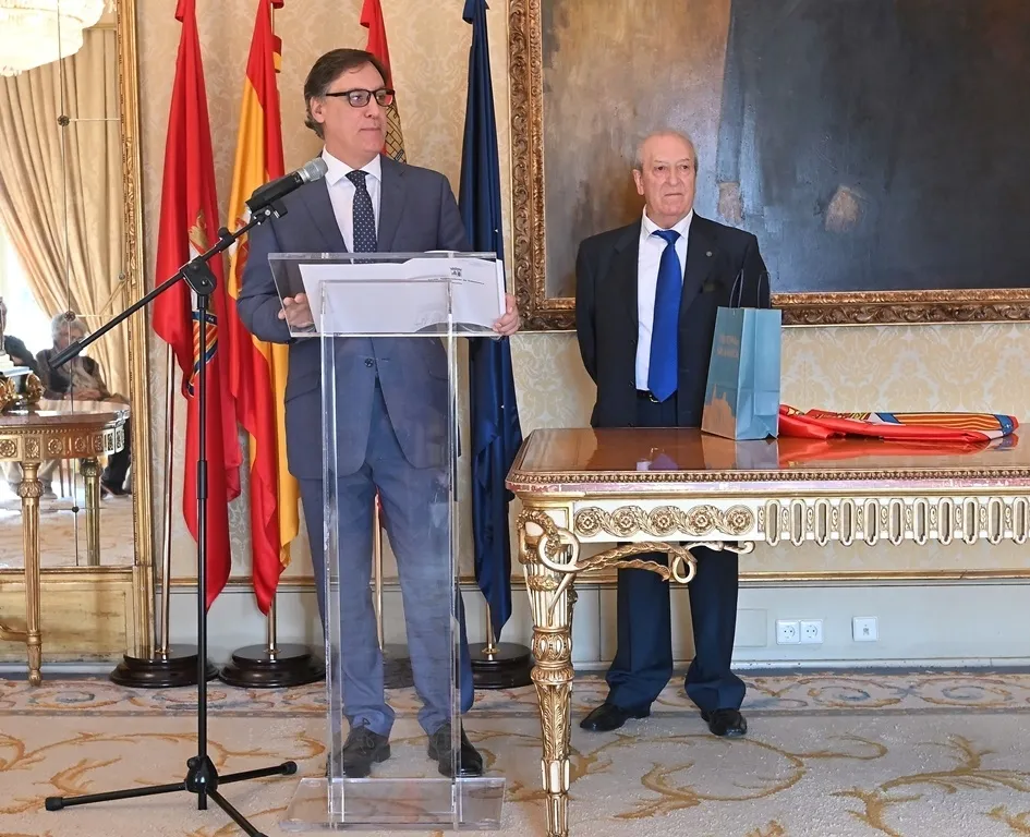 Foto 3 - Agradecimiento a la Casa de Salamanca en Legan&eacute;s por difundir las se&ntilde;as de identidad charras