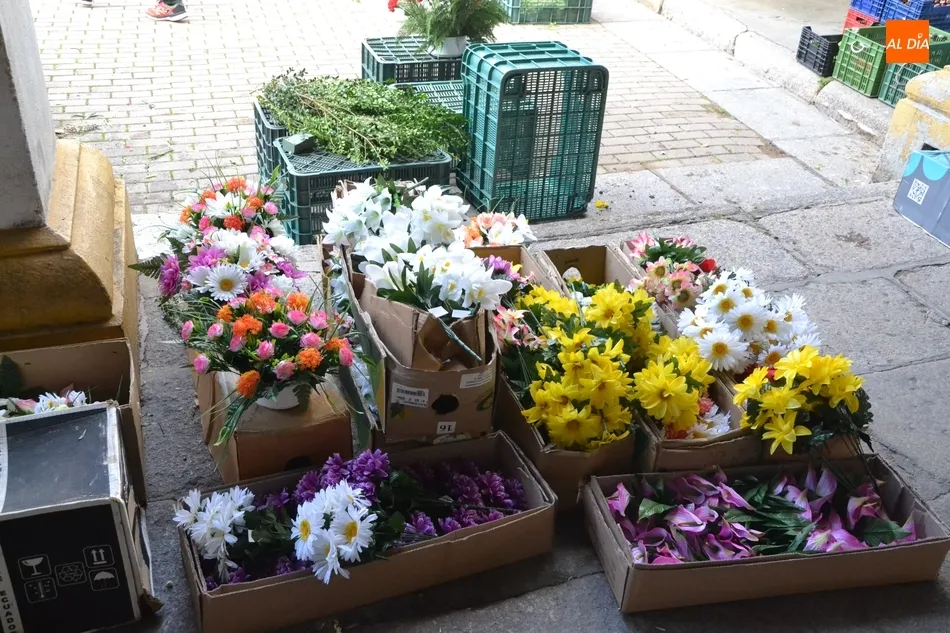 Foto 4 - El D&iacute;a de Todos los Santos saca las flores a las calles  