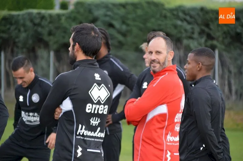 Jabi Luaces dirigió esta tarde su primer entrenamiento como entrenador de Unionistas / Ángel Merino