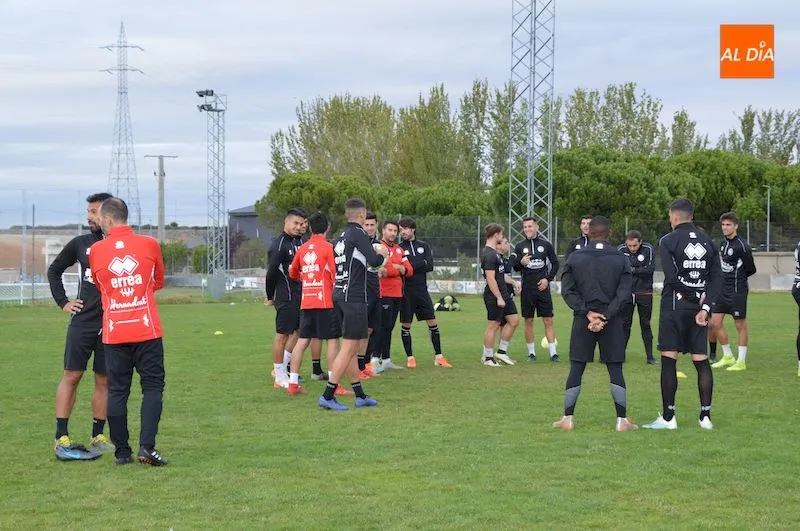 Foto 7 - Jabi Luaces dirige su primera sesi&oacute;n como entrenador de Unionistas de Salamanca