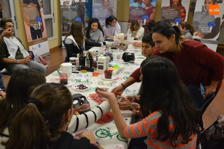 Foto 10 - Un grupo de j&oacute;venes aprende c&oacute;mo caracterizarse de forma terror&iacute;fica  