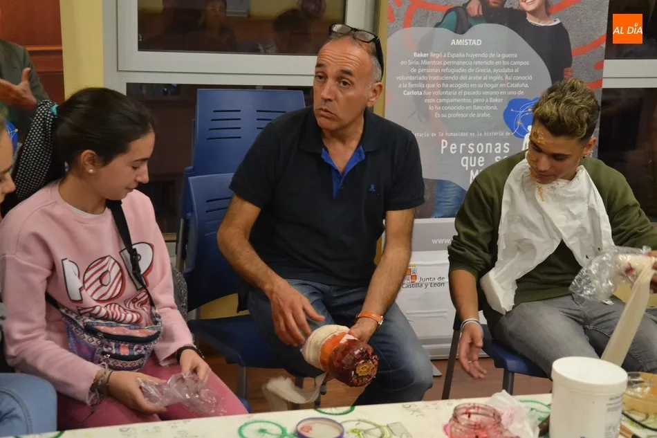 Foto 7 - Un grupo de j&oacute;venes aprende c&oacute;mo caracterizarse de forma terror&iacute;fica  