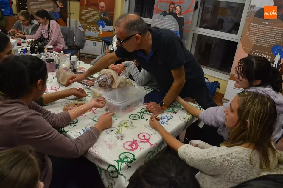 Foto 9 - Un grupo de j&oacute;venes aprende c&oacute;mo caracterizarse de forma terror&iacute;fica  