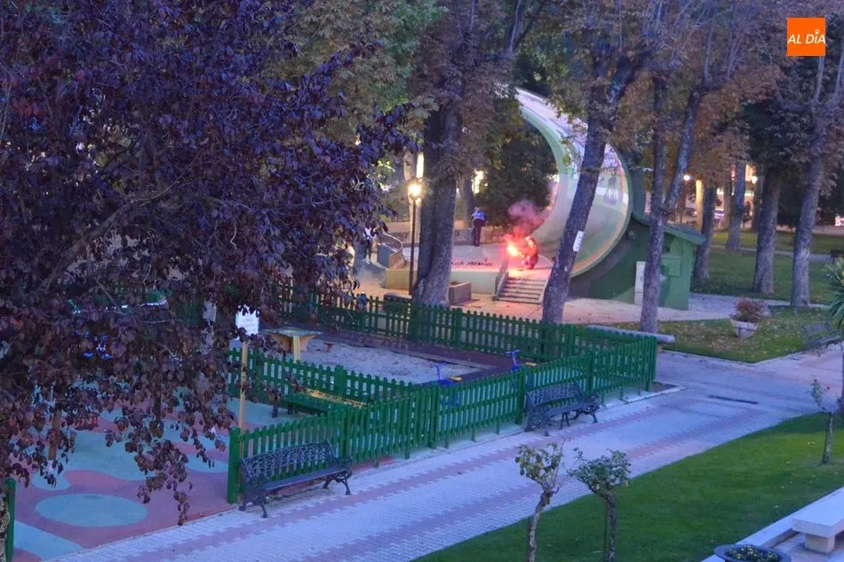 Foto 2 - El Ayuntamiento prueba con drones para espantar a los estorninos del parque municipal