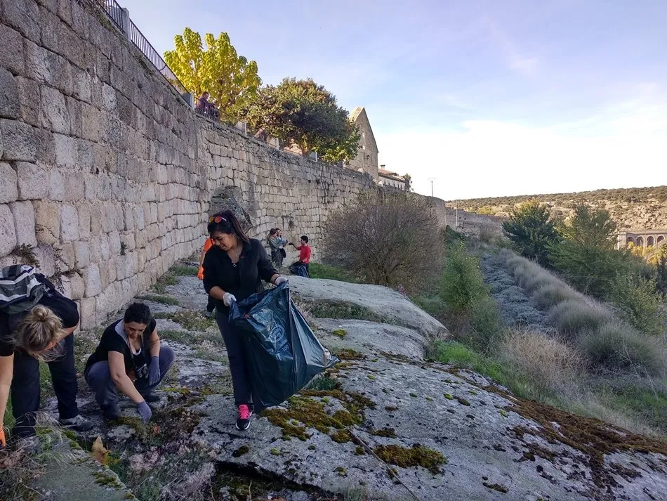 Foto 3 - Ocho pueblos se beneficiar&aacute;n de la labor de voluntarios que limpian y recuperan caminos y espacios ...