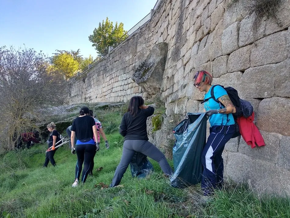 Foto 2 - Ocho pueblos se beneficiar&aacute;n de la labor de voluntarios que limpian y recuperan caminos y espacios ...