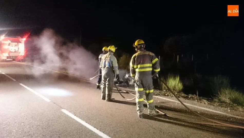 Momento en el que los bomberos procedían a la extinción del fuego en la motocicleta