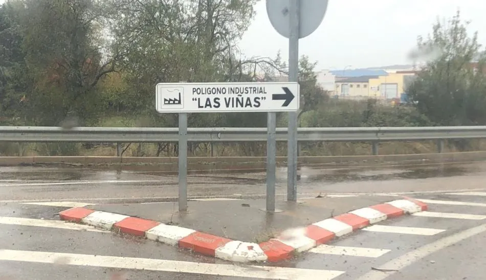 Foto 3 - Colocadas varias se&ntilde;ales indicativas del Pol&iacute;gono Industrial Las Vi&ntilde;as  