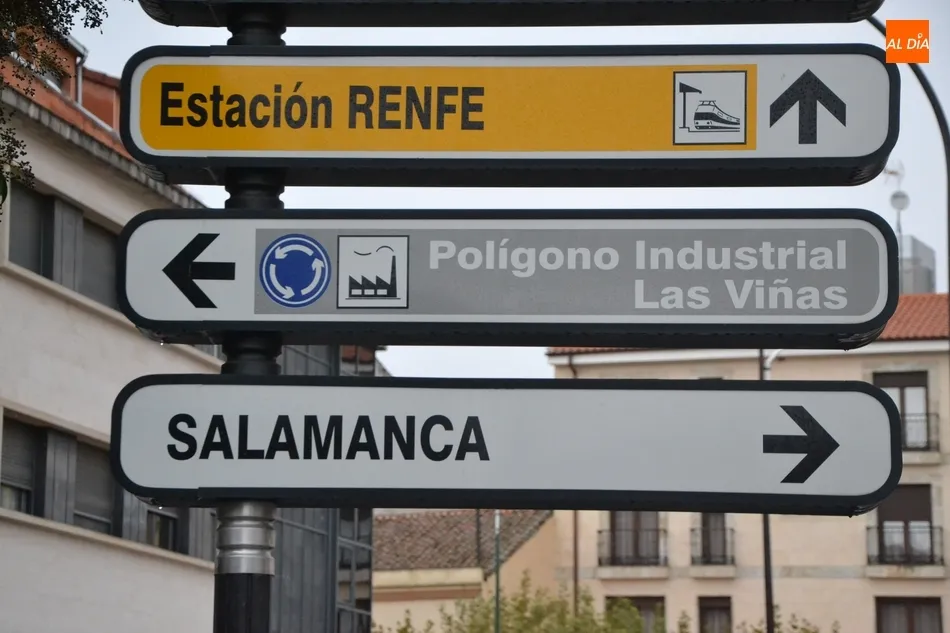 Foto 7 - Colocadas varias se&ntilde;ales indicativas del Pol&iacute;gono Industrial Las Vi&ntilde;as  