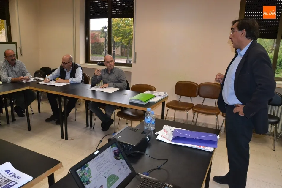 Foto 3 - Empresarios de los sectores agroalimentario y tur&iacute;stico asisten a un taller del proyecto Crecer  