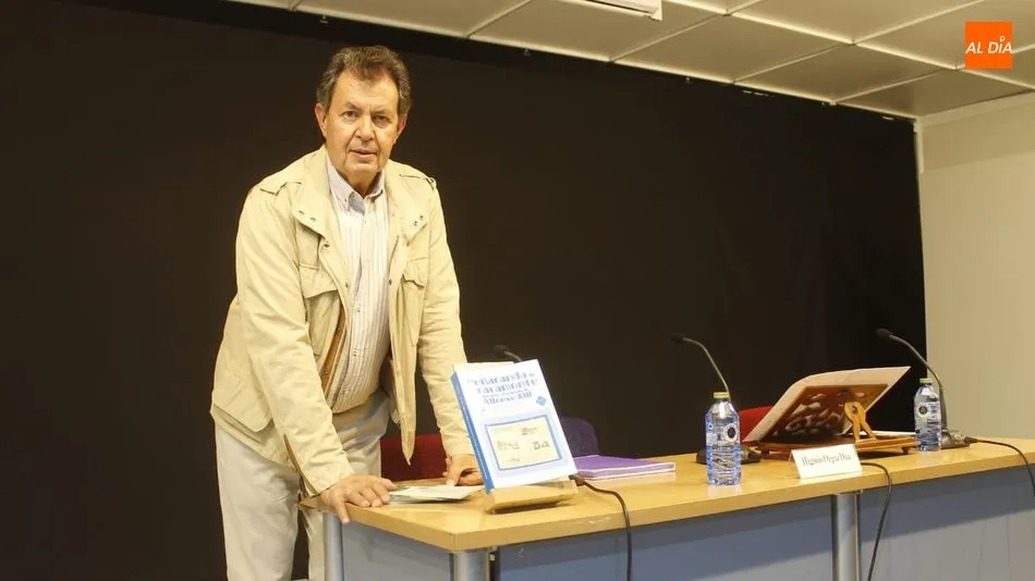 Higinio Orgaz ha presentado su nueva obra en el espacio central de la Feria del Libro Antiguo y de Ocasión. Foto: Lydia González