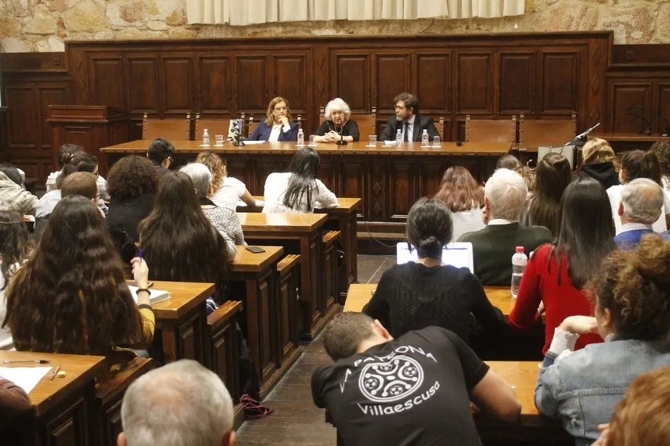 Foto 2 - La catedr&aacute;tica Teresa Freixes diserta en la Universidad sobre &lsquo;Catalu&ntilde;a y el di&aacute;logo&rsquo;