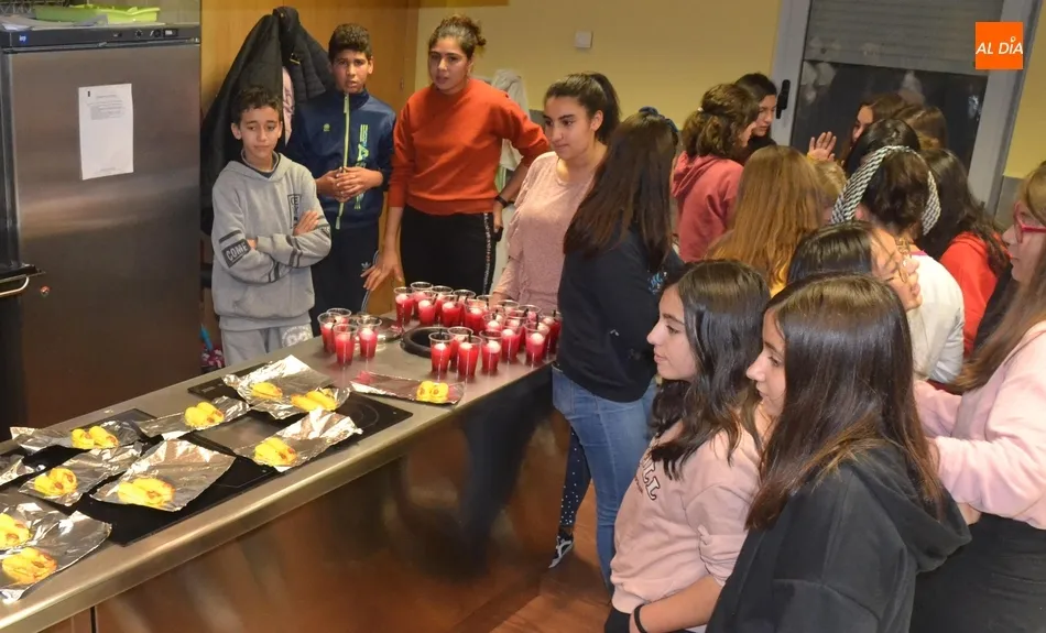 Foto 11 - Los j&oacute;venes degustan unos deliciosos dedos con motivo de Halloween  