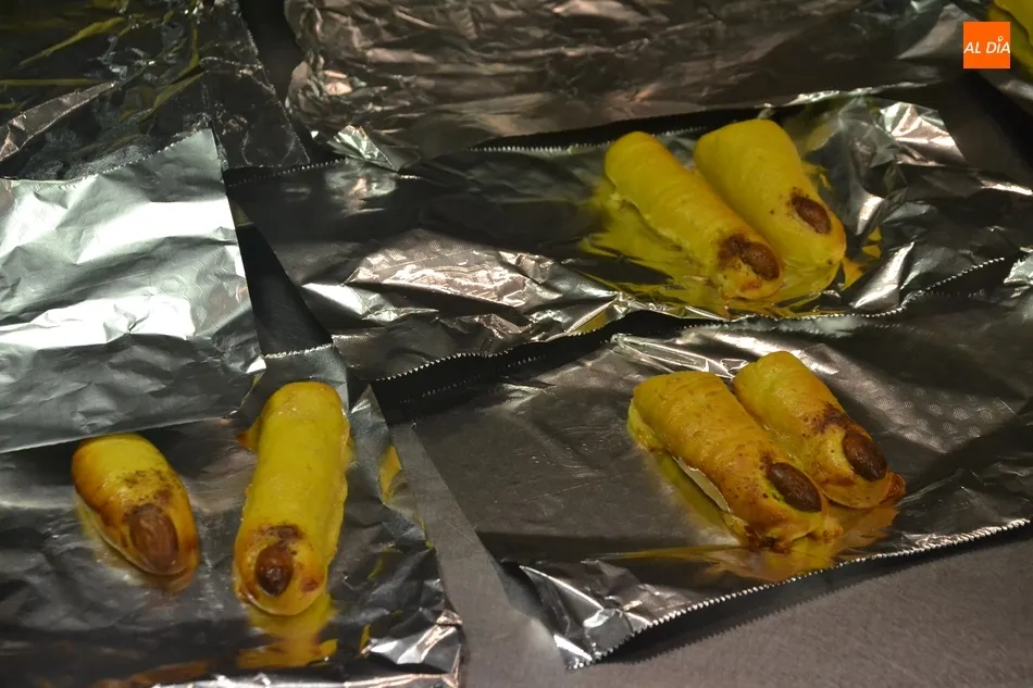 Foto 8 - Los j&oacute;venes degustan unos deliciosos dedos con motivo de Halloween  