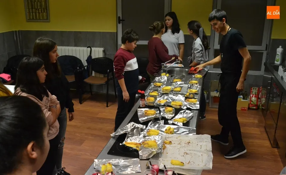 Foto 6 - Los j&oacute;venes degustan unos deliciosos dedos con motivo de Halloween  