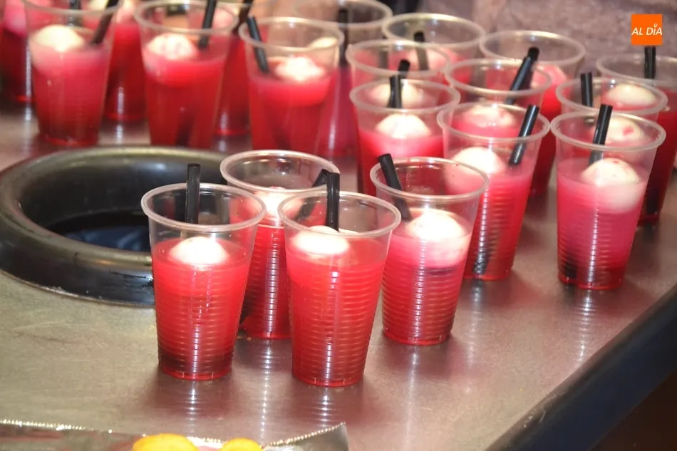 Foto 9 - Los j&oacute;venes degustan unos deliciosos dedos con motivo de Halloween  