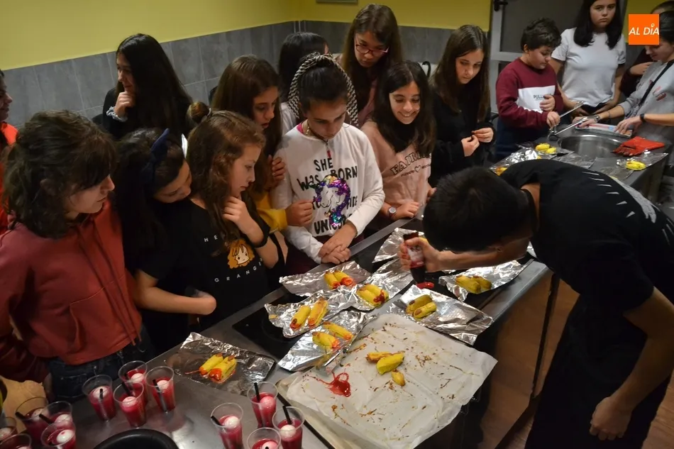 Foto 5 - Los j&oacute;venes degustan unos deliciosos dedos con motivo de Halloween  
