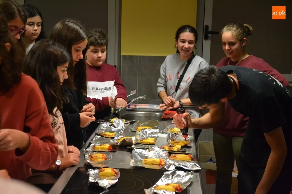 Foto 2 - Los j&oacute;venes degustan unos deliciosos dedos con motivo de Halloween  