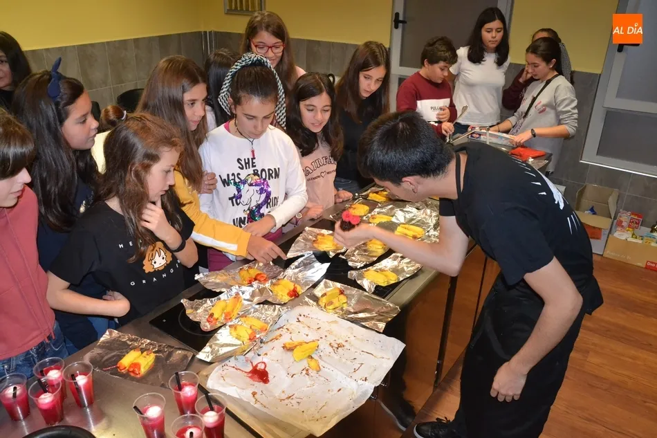 Foto 4 - Los j&oacute;venes degustan unos deliciosos dedos con motivo de Halloween  