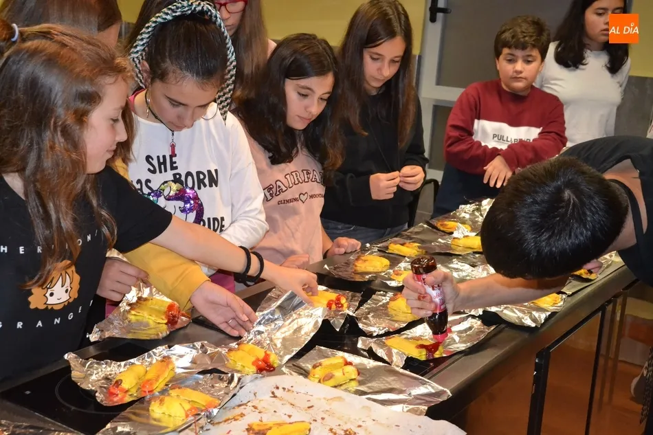 Foto 3 - Los j&oacute;venes degustan unos deliciosos dedos con motivo de Halloween  