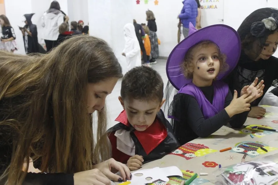 Foto 11 - Los m&aacute;s peque&ntilde;os disfrutan de Halloween en el Barrio del Oeste  