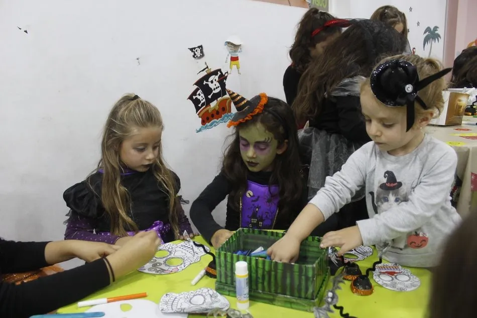 Foto 10 - Los m&aacute;s peque&ntilde;os disfrutan de Halloween en el Barrio del Oeste  