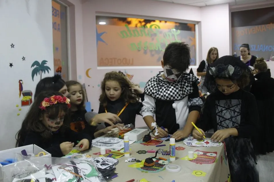 Foto 8 - Los m&aacute;s peque&ntilde;os disfrutan de Halloween en el Barrio del Oeste  