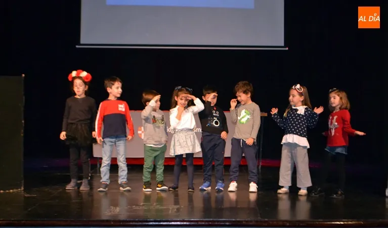 Foto 5 - Decenas de alumnos reciben su certificado Cambridge en la Award Ceremony de la Academia L&iacute;der