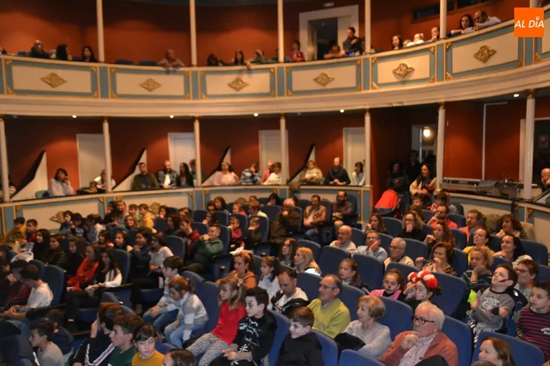 Foto 4 - Decenas de alumnos reciben su certificado Cambridge en la Award Ceremony de la Academia L&iacute;der