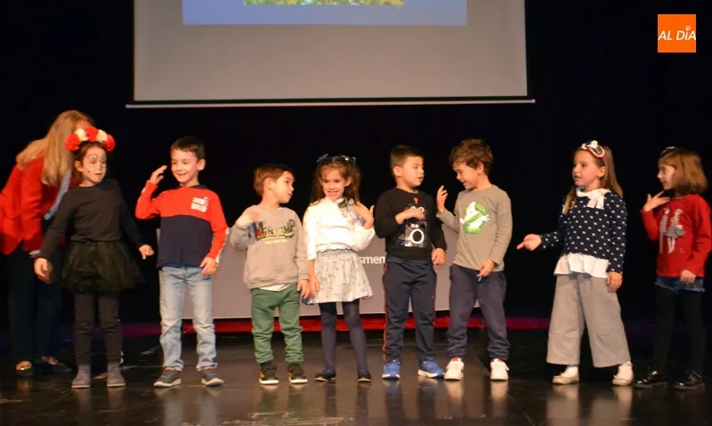 Foto 3 - Decenas de alumnos reciben su certificado Cambridge en la Award Ceremony de la Academia L&iacute;der