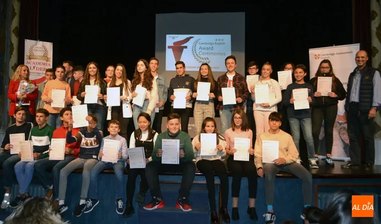 Foto 2 - Decenas de alumnos reciben su certificado Cambridge en la Award Ceremony de la Academia L&iacute;der