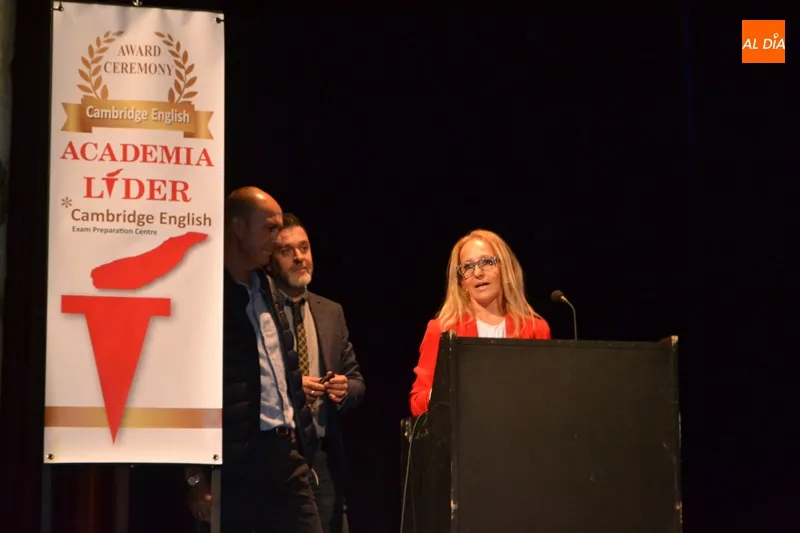 Foto 8 - Decenas de alumnos reciben su certificado Cambridge en la Award Ceremony de la Academia L&iacute;der
